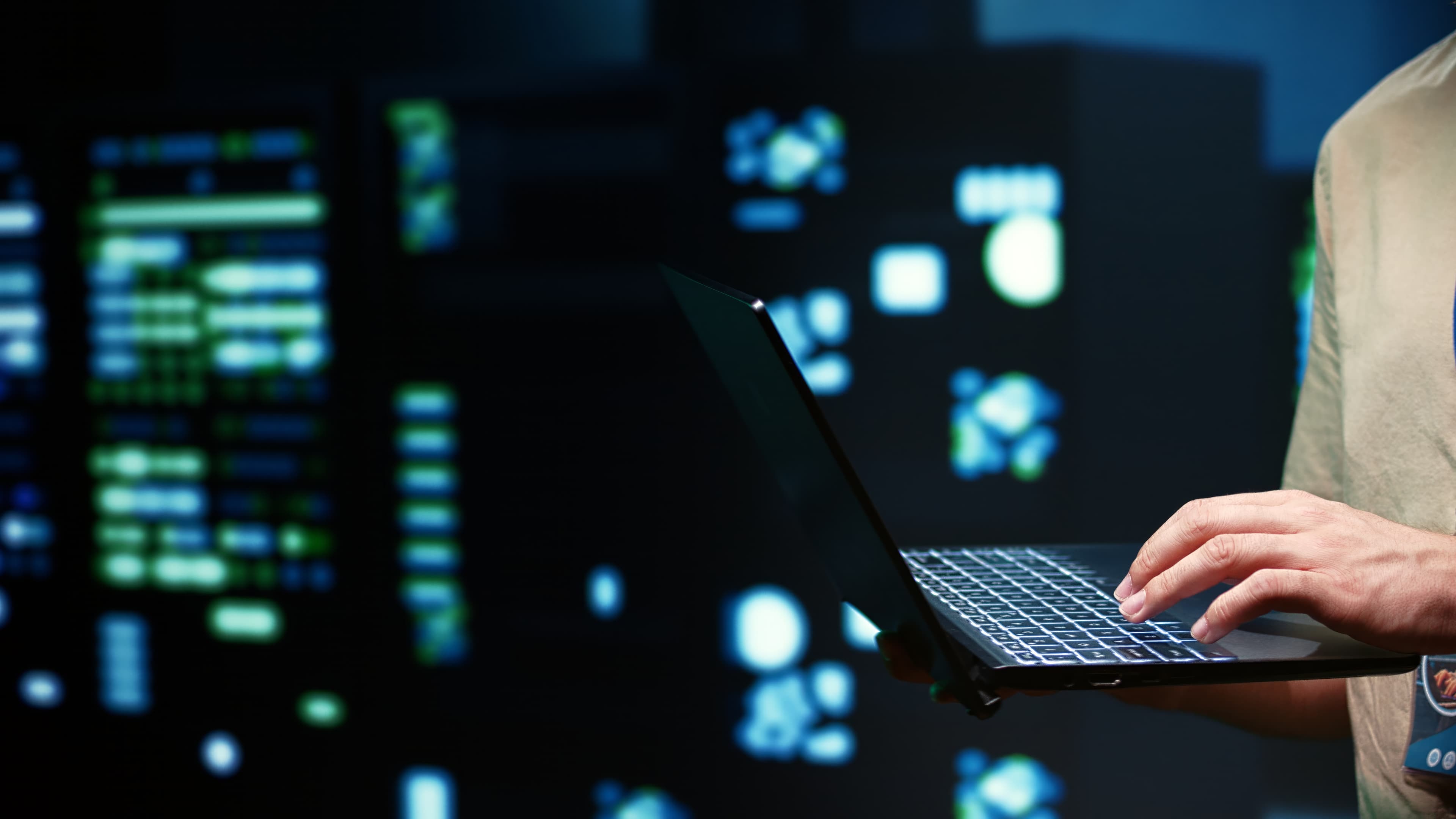 Equipo desarrollando soluciones a medida